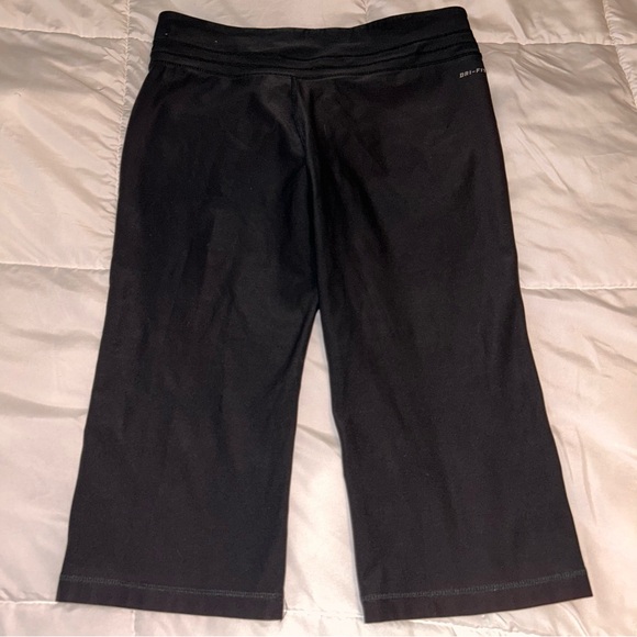 Nike Dri Fit Capri Leggings - Picture 9 of 11
